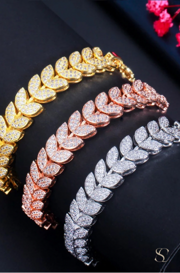 Brazalete hojas entre lazadas